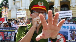 Công an ngăn người chụp ảnh trong cuộc biểu tình chống Trung Quốc ở Hà Nội