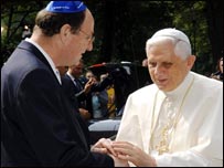 Papa Bento 16 é recebido por membro da comunidade judaica em sinagoga de Colônia
