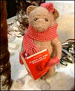 Animation fieldmouse singing a carol