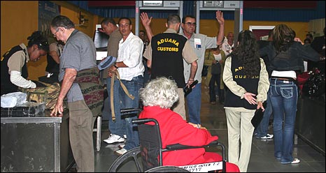 Chequeo en el aeropuerto de La Habana (Foto: Raquel Pérez)