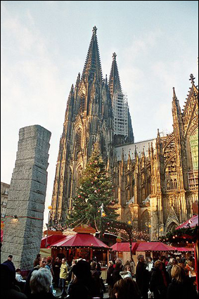 Mercado de Natal em frente à Catedral de Colônia
