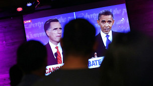 مردم در حال تماشای مناظره رامنی اوباما 