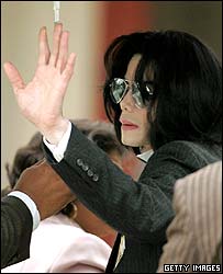 مايکل جکسون وارد دادگاه می شود