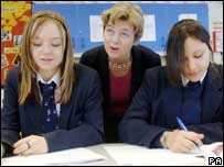 英国学生与教育大臣凯利（中）