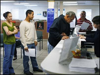 میامی میں ایک جاب سینٹر میں لوگوں کا ہجوم