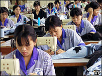 Một xu hướng cho rằng phát triển kinh tế dẫn đến mở rộng không gian chính trị