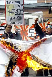 Japonya bayrağı yakan Güney Koreli protestocular (Arşiv)
