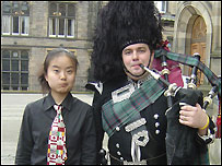 穿着服务生制服扮鬼脸的玉立