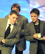 William a Rhidian o Ysgol Glanaethwy yn cystadlu ar y llwyfan