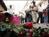 ممبئی پولس نے شہر کے تین مقامات پر کی گئی توڑ پھوڑ کے نتیجے میں کئی لوگوں کے خلاف کیس درج کیئے ہیں