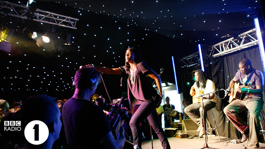 The crowd sing along with Kelly