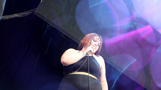 The rain comes down on Saturday evening and The Gossip's Beth Ditto looks wet and radiant.