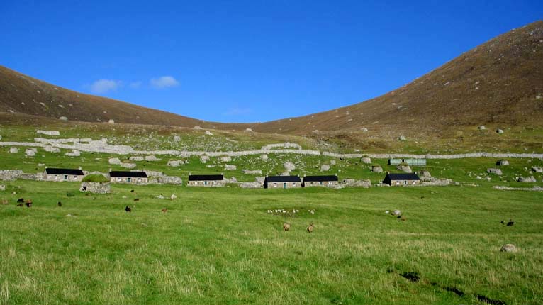 Na taighean as ùire, Hiort