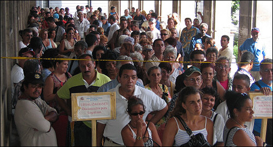 Cola en la embajada de España en La Habana (Foto: Raquel Pérez)