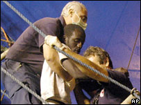 İtalya'da karaya çıkan bir sığınmacı 