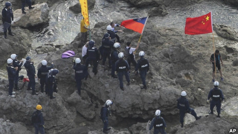 Nhóm công dân Trung Quốc đã lên được đảo tranh chấp cắm cờ