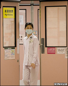 一名護士在香港聯合醫院的兒童隔離病房前（新華社圖片18/6/2009）
