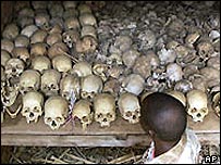 Caveiras encontradas em Ruanda após o massacre de 1994