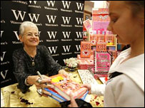 Jacqueline Wilson signs books