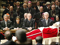 Papa'nın naaşı önünde ABD başkanları