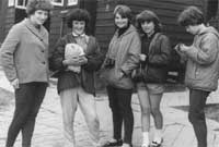 Lynda. ail o'r chwith, gyda chyfeillion yn Llangrannog