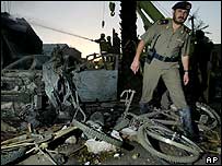 Policial saudita no local do ataque na capital, Riad, em novembro de 2003