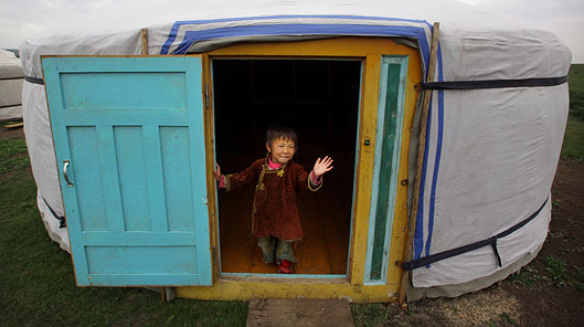 Shoree yn sefyll yn nrws y 'ger', cartre'r teulu © Timothy Allen