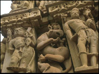 खजुराहो के मंदिर में मूर्तियाँ