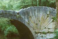 Pont gyda chragen Sant Iago de Compostela