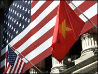 Cờ Việt Nam và Mỹ tại thị trường Chứng khoán New York