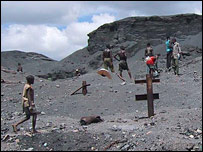 Kurşun madeninde oynan çocuklar