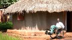 Santos, en una silla todo terreno en Uganda