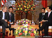 Ông Nguyễn Tấn Dũng cùng Tổng thống Bush ở Hà Nội trong tháng 11 năm 2006