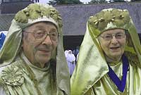 Selwyn Iolen a Robyn Llyn yn gorymdeithio