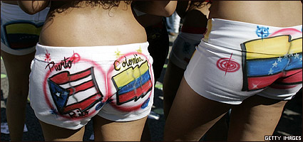 Mujeres en un festival latino en Miami