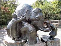 تندیس فیل در باغ کوران شهر بن