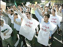 تظاهرکنندگان پس از نمازجمعه تهران - عکس از ايسنا