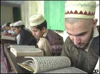 طلباء تلاوت قرآن میں مصروف