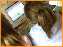 دختری مقابل رايانه
