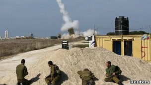 Militer Israel tembakkan rudal