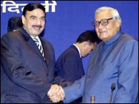 شیخ رشید وزیرِ اعظم واجپئی کے ساتھ