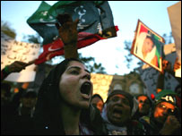 پی پی پی کے کارکن ایم کیو ایم کے خلاف نعرے لگاتے ہوئے