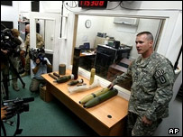 سرباز آمریکایی مهمات شورشیان عراقی را نشان می دهد