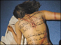 Teslimiyet filminden bir sahnede, sırtına Kuran'dan ayetler yazılmış oyuncu