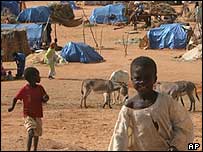 Mülteci kampında çocuklar