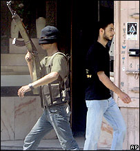 غزہ میں ایک شہری اور ایک بندوق بردار فائل فوٹو