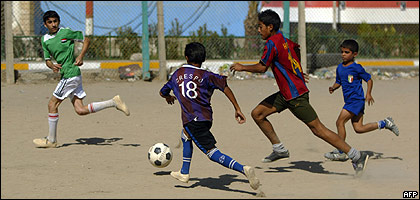 Niños jugando fútbol