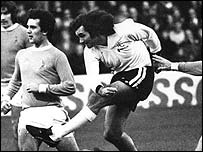 George Best, i njohur si një prej yjeve britanike më të mëdhenj të futbollit