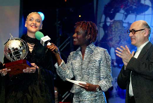 Mariza receives award from Rita Ray and Michael Nyman