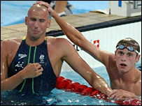 David Davies (chwith) â Grant Hackett